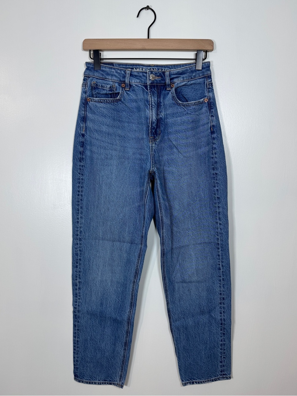 WJ366 {American Eagle} "Mom Straight Jean" Cheeky Tapered Straight Leg Denim